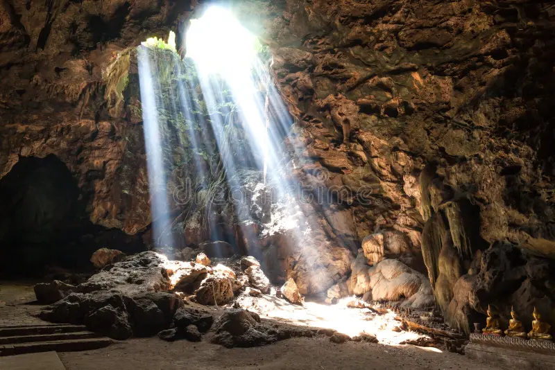 Light reflections inside caves